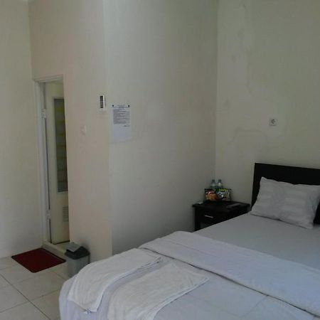 Hotel Dubai Sumenep Экстерьер фото